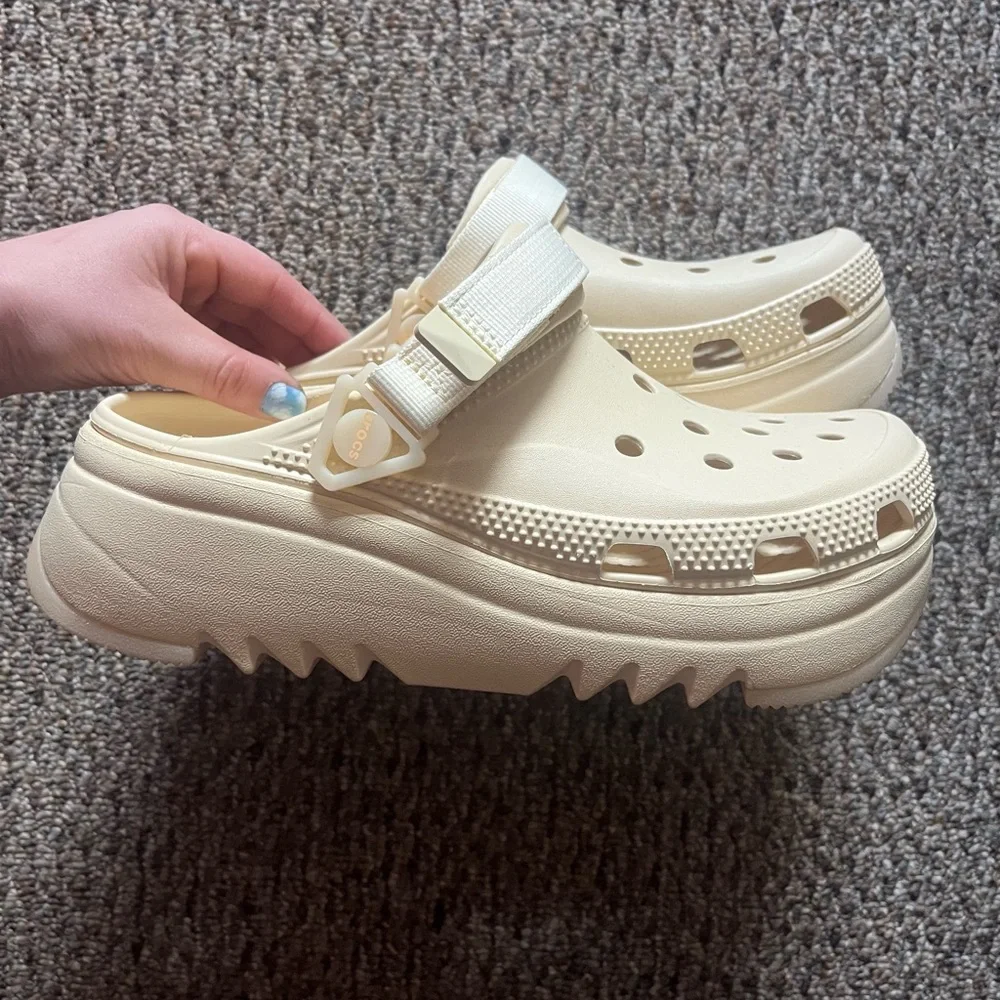 🆕Womens Size 9 Crocs Classic Hiker Escape Clogs - Cream - Picture 7 of 12